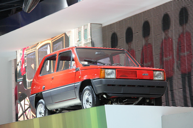 ブースの高みには、1980年の初代「パンダ」がディスプレイされていた。