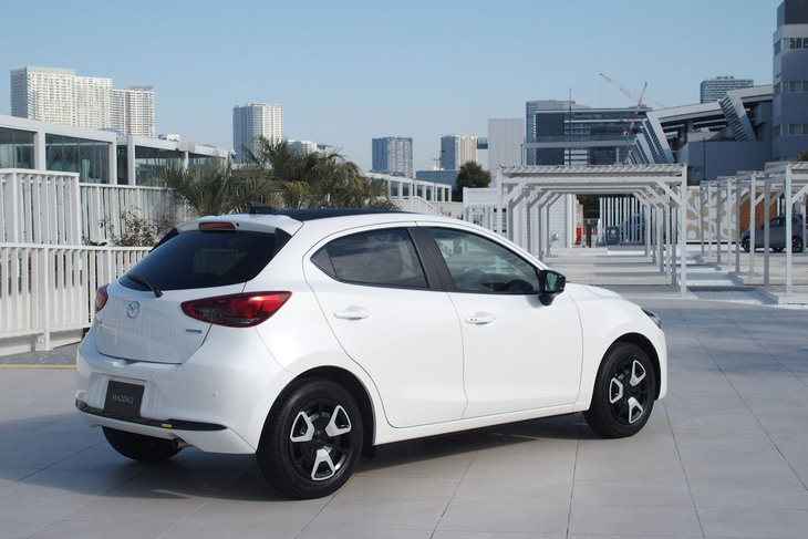 マツダ2 15 BD（リアビュー）