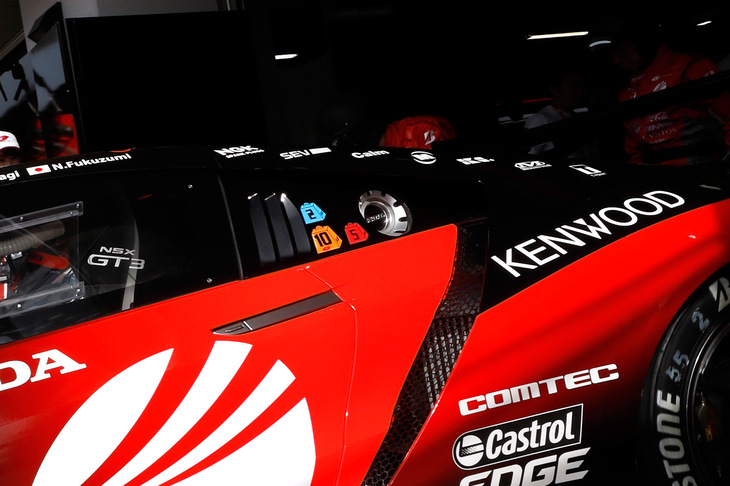 給油口のそばに貼られた“重り”のステッカーに注目。レース順位によるウェイトハンディ制度はシリーズ戦が本格的に始まった、1994年から取り入れられた。