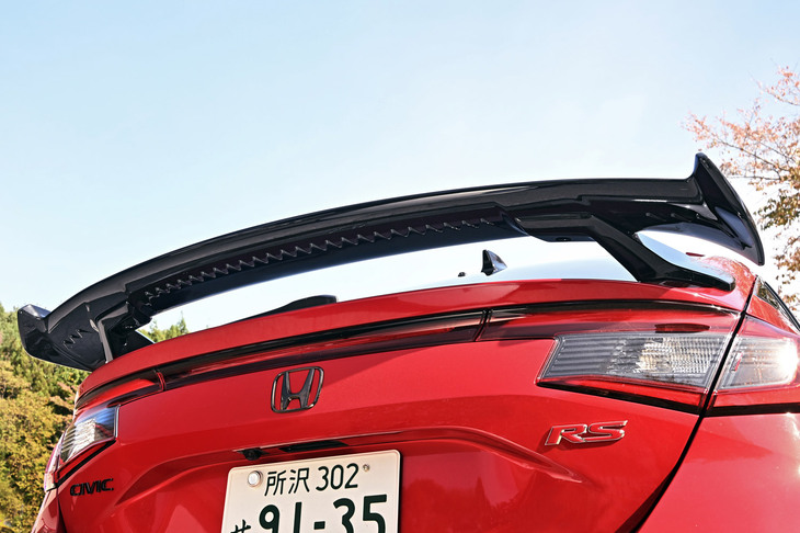 今回、その効果を体験することができた「シビック用テールゲートスポイラー（ウイングタイプ）」。（写真：ホンダアクセス）