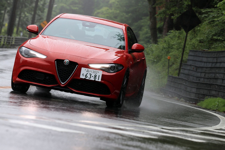 サスペンションは総アルミ製で、前がダブルウイッシュボーン、後ろがマルチリンク。フロントは急なカーブでも車輪を道路に対して垂直に保つよう設計されている。