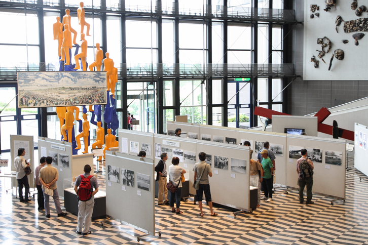 企画展「開設80周年記念 多摩川スピードウェイ ～日本初の常設モーターサーキット～」の会場風景。