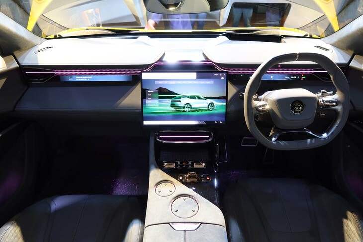 車内前方には3つの液晶画面が並ぶ。センターの画面サイズは15.1インチ。