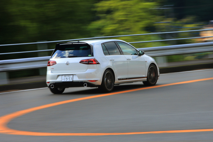 「トラックエディション」と同じく、「ストリートエディション」には電子油圧制御式のフロントディファレンシャルロックが装備される。