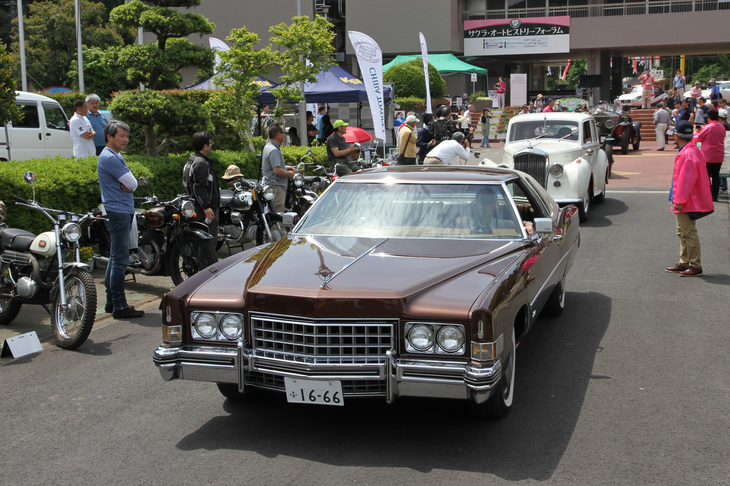 8.2リッターという市販車史上最大のV8エンジンで前輪を駆動する、史上最大のFF車である1973年「キャデラック・エルドラド」に、1954年「ベントレーRタイプ サルーン」が続く。