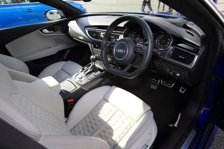 アウディ車の場合、ステアリングホイールの握る位置は“9時15分”が推奨されている。特に「Sライン」などに装備されるDシェイプのステアリングホイールは、それに合わせた設計となっているので要注意。