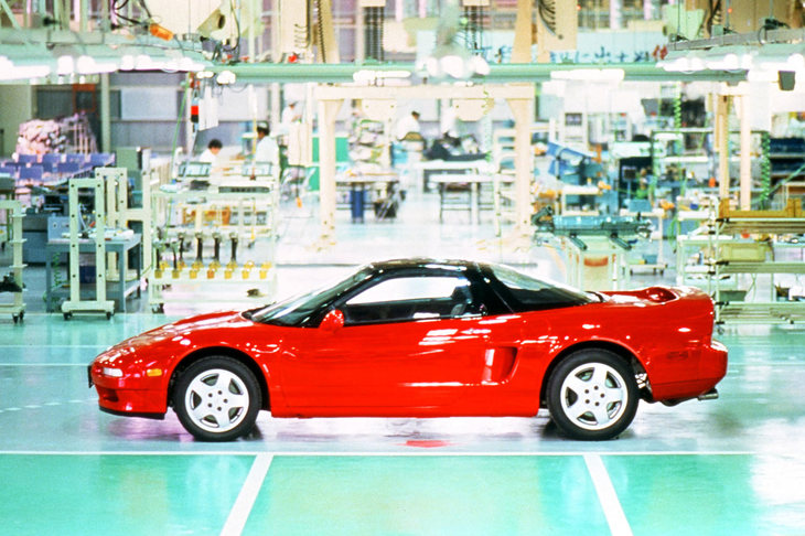 栃木・高根沢工場をラインオフする「NSX」。ホンダはNSXを生産するにあたり、専用の生産拠点として高根沢工場を新設。同工場では、後に「S2000」なども生産された。