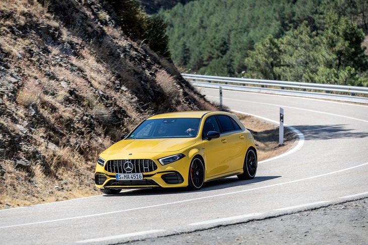 500Nmという最大トルクを発生する「A45 S」「CLA45 S」だが、その発生回転域は5000-5250rpm。より低い回転域から最大トルクを発生する他のエンジンとは異なり、高回転型のキャラクターとなっている。