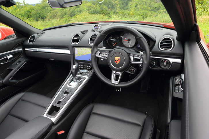 ステアリングは「918スパイダー」用をモチーフにした新デザインのものへ。また、エアコンの吹き出し口の形状も変わっている。