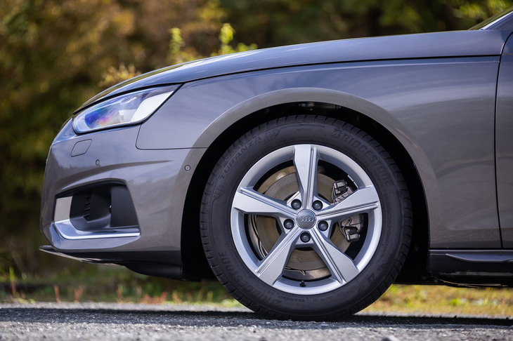 試乗車には225/50R17サイズの「ブリヂストン・トランザT005」タイヤが装着されていた。ホイールは標準装備の「5アームダイナミックデザイン」で、「35 TFSIアドバンスト」専用のアイテム。