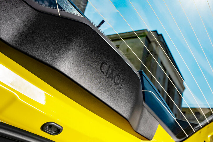 テールゲート内側上部には、開けた人にあいさつするかのように「CIAO!」の文字が刻まれている。