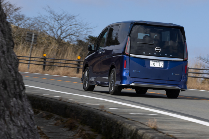 ミニバンらしからぬ乗り味こそが「AUTECHスポーツスペック」の真骨頂。足まわりは決して固すぎないのにワインディングロードでも音を上げず、車体のロールは速度も量も適切だ。