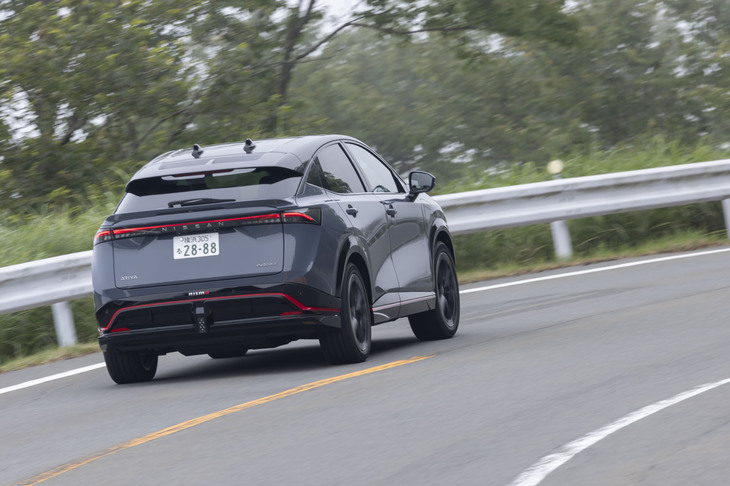 「アリア」の4WDモデルは全車が最高出力218PS／最大トルク300N・mの駆動用モーターを前後に搭載。「NISMO B9 e-4ORCE」はシステム全体で435PSと600N・mを発生する（「NISMO B6 e-4ORCE」は367PSと560N・m）。