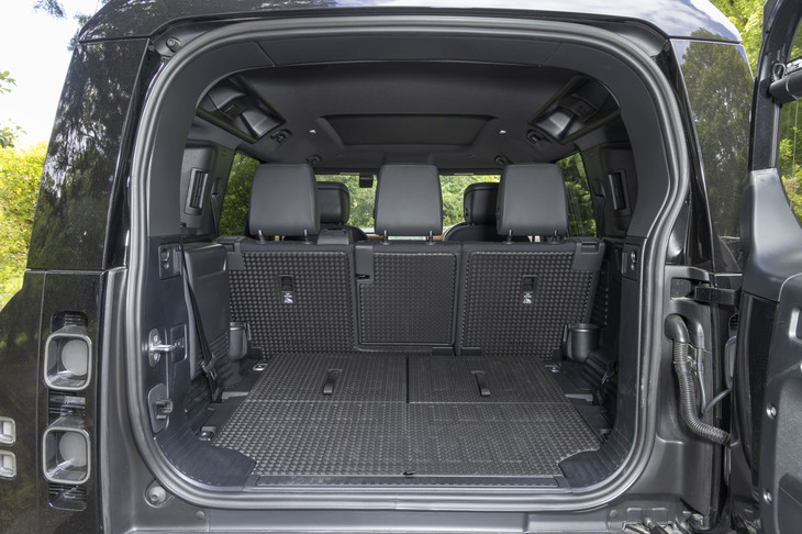 「ディフェンダー110」の3列目シートを折りたたんだ荷室の様子。容量は3列目シート使用時の231リッターから最大で2233リッターに拡大できる。リアゲートは他の「ディフェンダー」と同様に右ヒンジの横開きになっている。