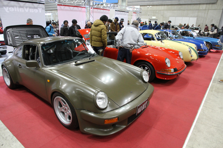 日本車が大半を占める会場内で、クラシックポルシェを並べていたオールドボーイ。左端のモデルは、世界に1台という1977年「ルーフNATO」。ルーフが通称イエローバードこと「CTR」の前に作ったプロトタイプとのこと。