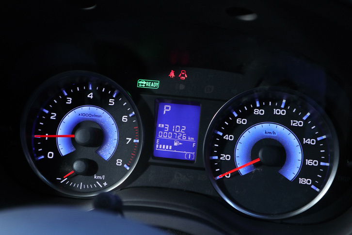 メーターのデザインはベース車と共通。ハイブリッド車だがパワーフローメータはなく、エンジン回転計が装備されている。