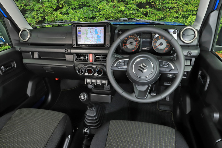 ツール感を前面に押し出したインストゥルメントパネルまわり。装備類では「電源はシガーソケットのみ」というあたりに時代を感じるので、携帯端末を手放せない人はカー用品を活用しよう。