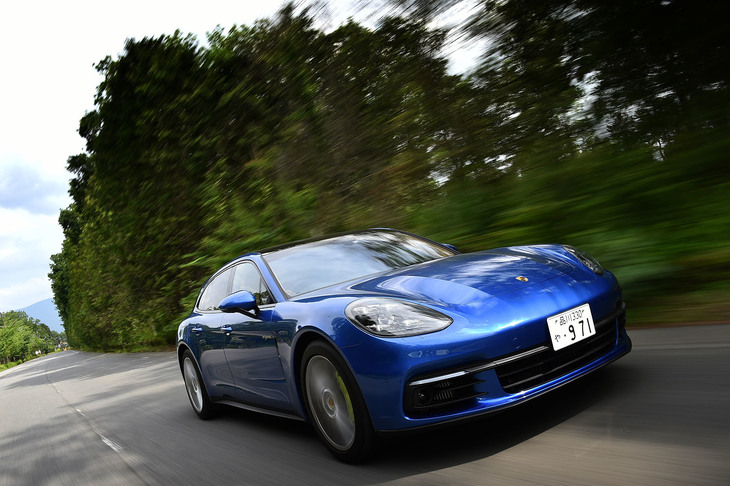 リチウムイオンバッテリーの容量は14kWhで、満充電の状態から51kmの距離を電気だけで走行可能。モーター走行時の最高速は140km/hとなっている。（いずれも欧州仕様車の数値）