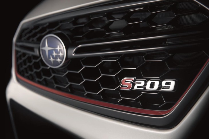 写真は今回公開された「S209」のディテール。フロントグリルとエンブレムが確認できる。
