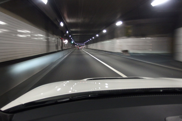 
	首都高の都心環状線を行く「シビック タイプR」。ドライビングモードを「コンフォート」から「スポーツ」へ、そして「＋R]モードに変更すると足まわりはどんどんハードになるが、じゃじゃ馬感は全然ない。その完成度の高さには舌を巻く。
	