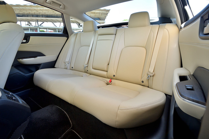 駆動用バッテリーは、後席（写真）および前席の下に配置される。さらに、ハーネス類や12V DC-DCコンバーターをトンネル内に凝縮することで後席乗員の足元スペースが確保されている。