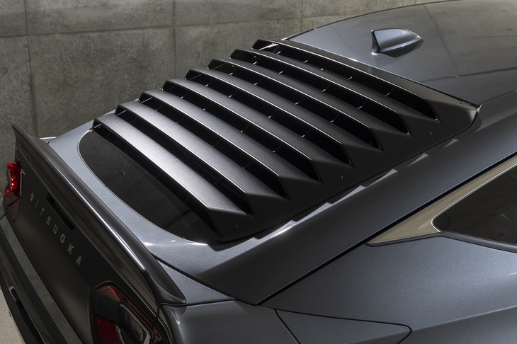 リアにはウィンドウルーバーとダックテールスポイラーを装備。両者の位置関係を見て「これでスポイラーに風が当たるのか？」などと考えるのは大きなお世話だろう。