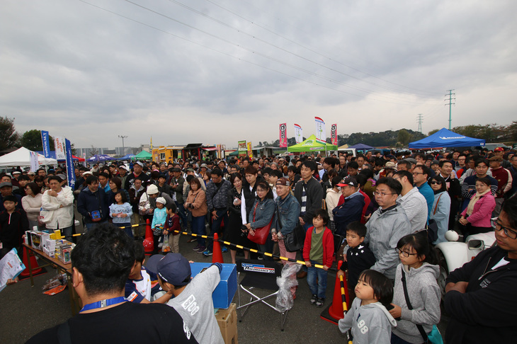 大いに盛り上がった大抽選会。協賛メーカーおよびイタフラ専門ショップなどからの提供商品がプレゼントされた。この後には、じゃんけん大会も実施され、多くの人がお土産を持ち帰ることができた。