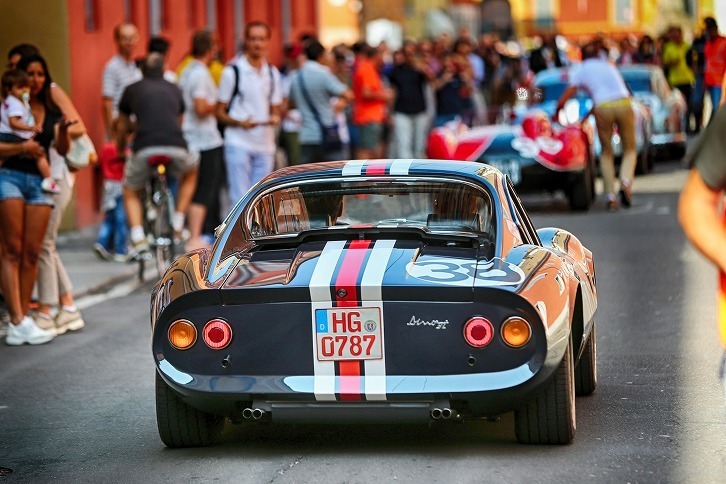 マラネッロの市街地で行われたフェラーリパレードの様子。