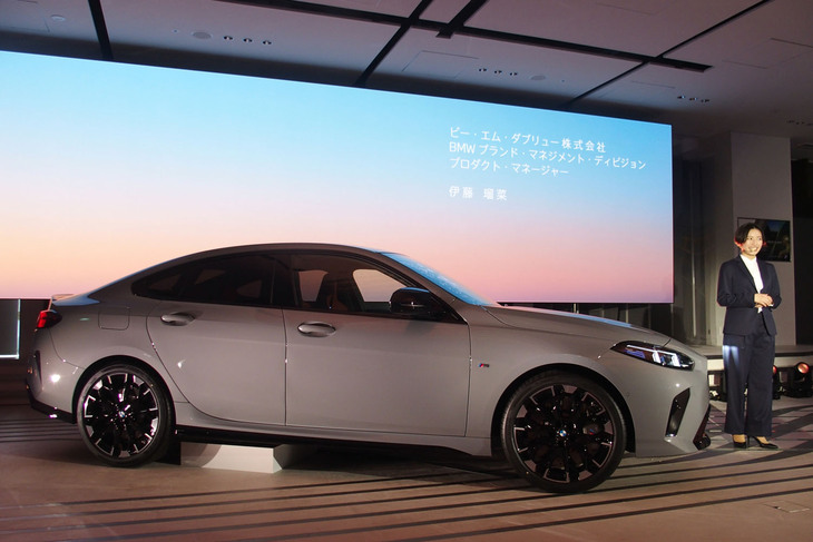 「2シリーズ グランクーペ」の発表イベントで車両を紹介するBMWジャパンのBMWブランドマネジメントディビジョン プロダクトマネージャー 伊藤瑠菜氏。
