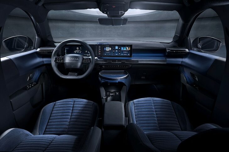 ランチアが高級家具メーカー、カッシーナとタッグを組んだ特別モデルの「エディツィオーネ リミタータ カッシーナ」のインテリア。生産台数は1906台のみだ。