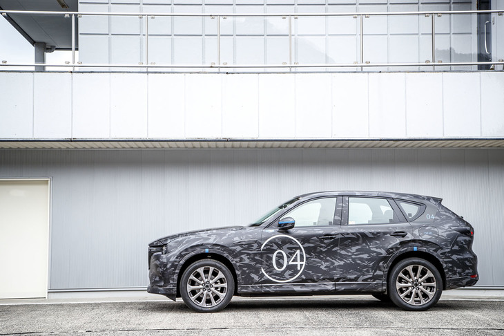 「CX-60 e-SKYACTIV PHEVプロトタイプ」の0-100km/h加速タイムは5.8秒、最高速は200km/h、「CX-60 e-SKYACTIV Dプロトタイプ」（写真）の0-100km/h加速タイムは7.3秒、最高速は220km/hと発表されている。