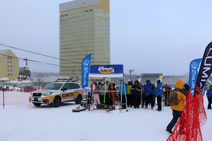 安比高原・セントラルクワッドの脇に設けられた、ゲレンデタクシーの発着所。大勢のスキーヤーが乗車待ちをしている。