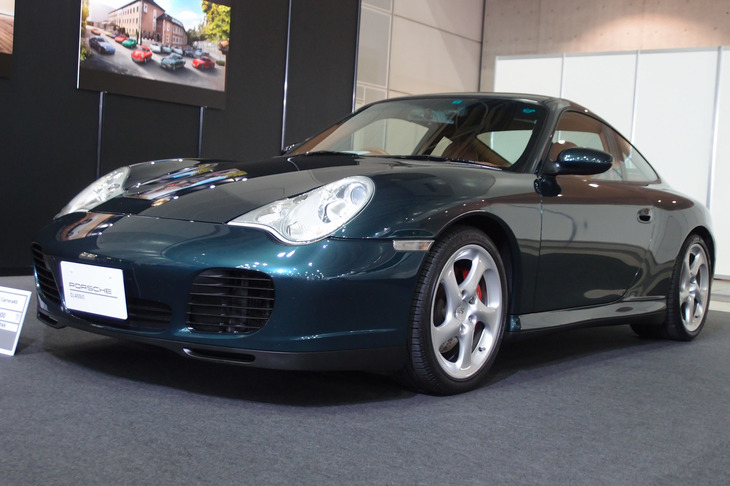 “涙目”と呼ばれた996型の「ポルシェ911カレラ4S」。