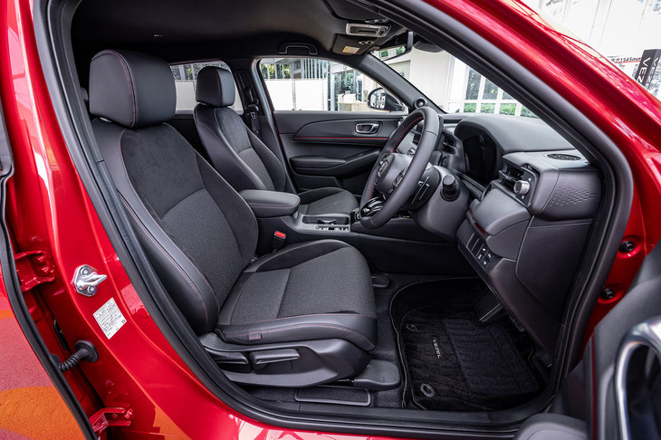 ラックススエードとファブリックで仕立てられたレッドのステッチ入り専用コンビシートを採用。フロントシートにはヒーター機能が標準で備わっている。