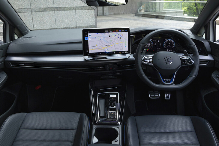 ベースモデルと同じく、従来モデルから大幅に刷新されたインテリア。インストゥルメントパネルの中央には、最新のインフォテインメントシステムを搭載した12.9インチのタッチスクリーンが備わる。