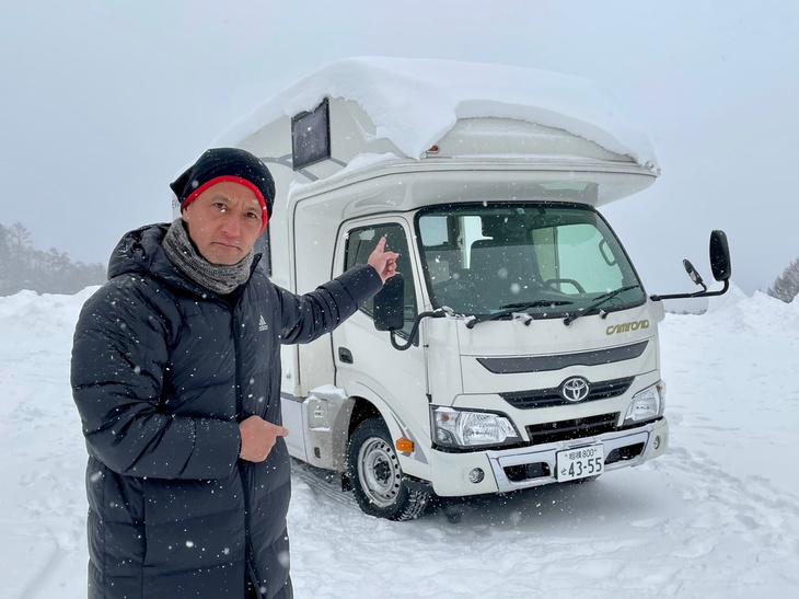 人生初のキャンピングカーを購入した不肖・小沢コージ。