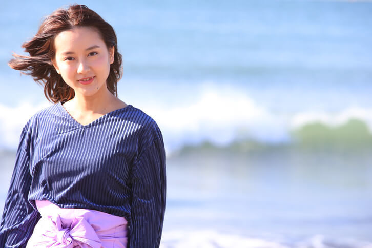 生田佳那（いくた かな） 
1991年長野生まれ。大学在学中に読者モデルとしての活動を始め、タクシードライバーとして勤務しつつデビューを目指す『飛鳥交通ドリームプロジェクト』に応募。2014年のグランプリを獲得する。今日でもドライバーを務めながら、タレントやモデルとしての活動を続けている。