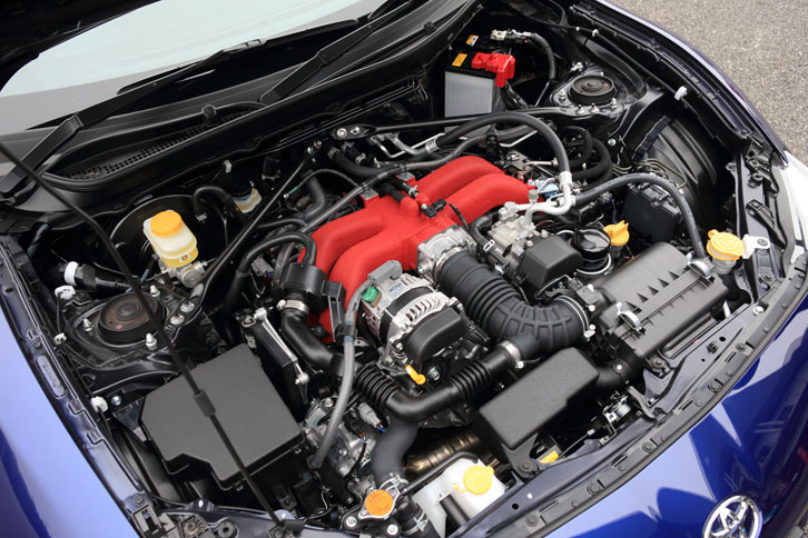 エンジンは、MT車限定ながら、吸排気系を変更。最高出力は7ps、最大トルクは0.7kgmアップした。