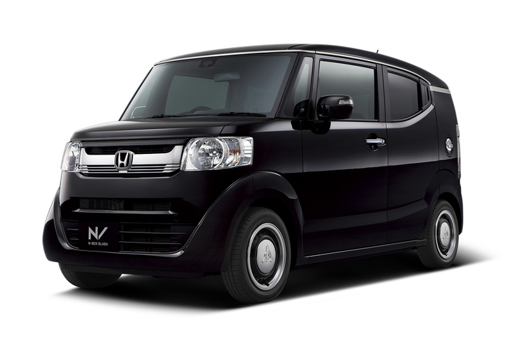 初代「N-BOX」の派生モデルとして登場した「N-BOXスラッシュ」。スーパーハイトワゴンであるN-BOXのルーフをチョップ（＝ロールーフ化）するという、だれも思いつかないような手法でもって登場した“個性派”モデルだった。