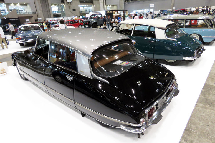 1971年の「シトロエンDS21パラス」（手前）と、1973年の「シトロエンID19」（奥）。