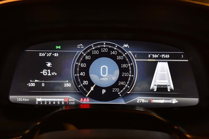 メーターパネルは12インチの液晶表示。カラーのヘッドアップディスプレイも標準装備される。
