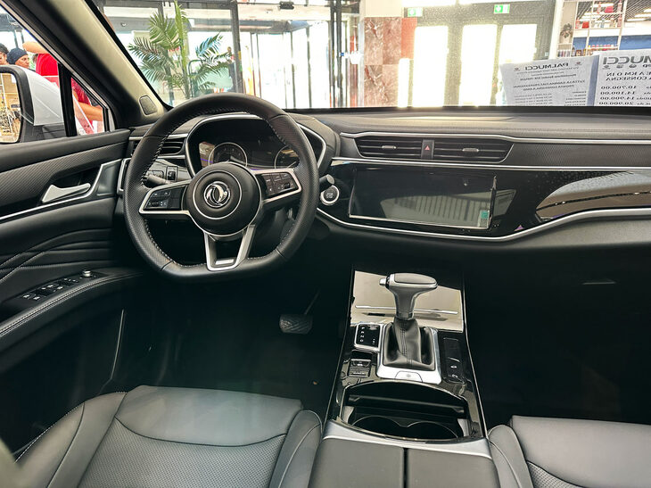 変速機は5段MTもしくはCVT。ラジエーターグリル同様、ホーンパッドにも東風のバッジが付いている。