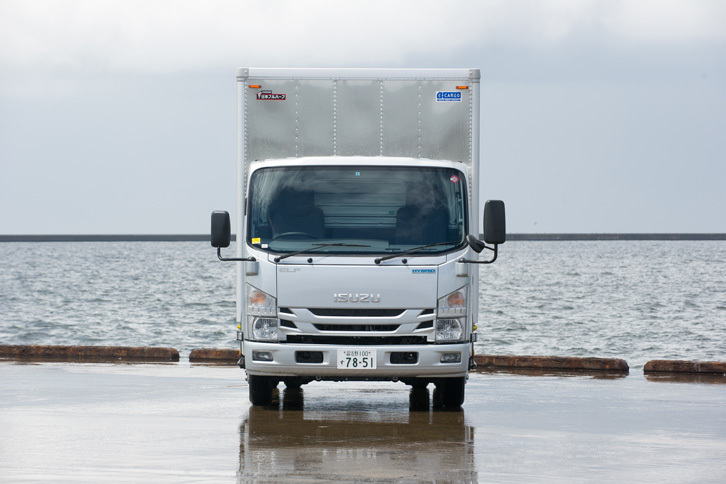 「ドライバン」ではキャビンの後ろに箱型の荷台があるため、後方確認は主としてドアミラーで行うこととなる。