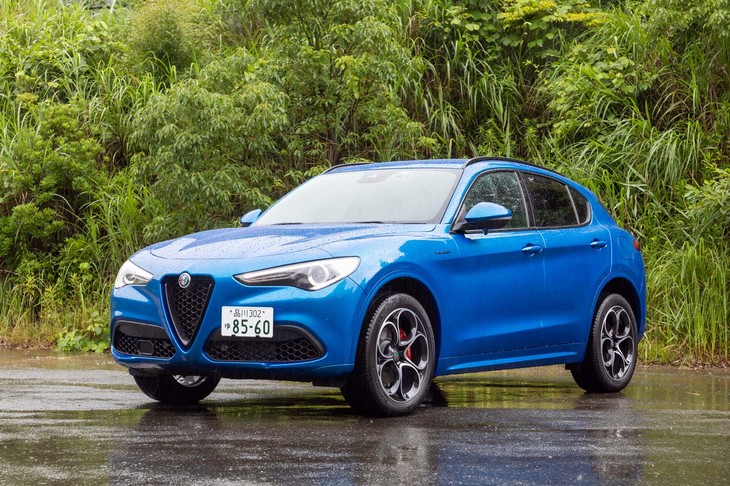 国内では2018年7月に販売がスタートした、アルファ・ロメオのSUV「ステルヴィオ」。今回試乗した新グレード「ヴェローチェ」は、2021年7月に新設定された。