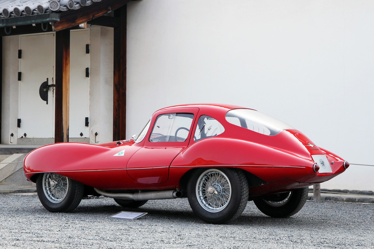 1952年「アルファ・ロメオ1900 C52 ディスコヴォランテ」。ディスコヴォランテとは、イタリア語で「空飛ぶ円盤」の意味で、その名のとおりカロッツェリア・トゥーリングの手になる空力的フォルムのアルミボディーが特徴のスペシャル。シャシーは鋼管スペースフレームで、1.9リッター直4 DOHCエンジンをはじめ、メカニカルコンポーネンツはアルファ初の戦後型である「1900」シリーズから流用している。