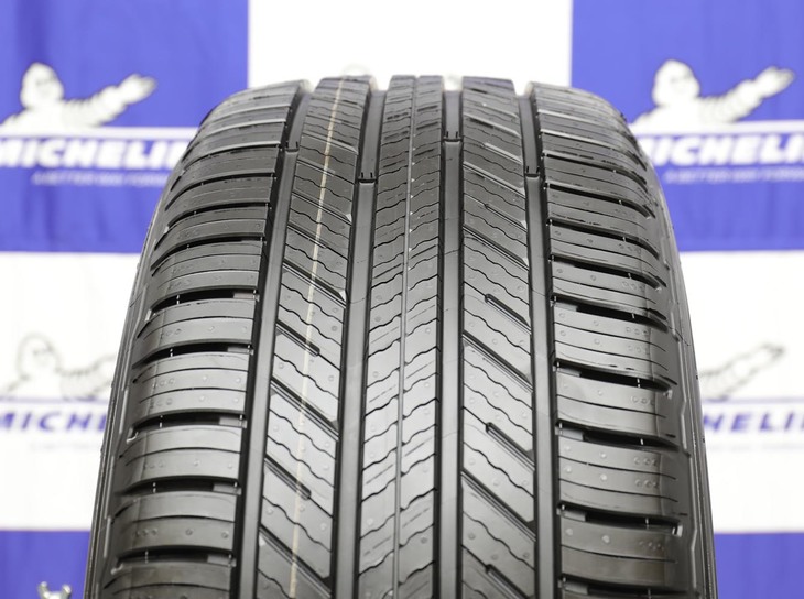 「プライマシーSUV＋」のトレッド面。摩耗が進んでも優れた排水性能をキープする。