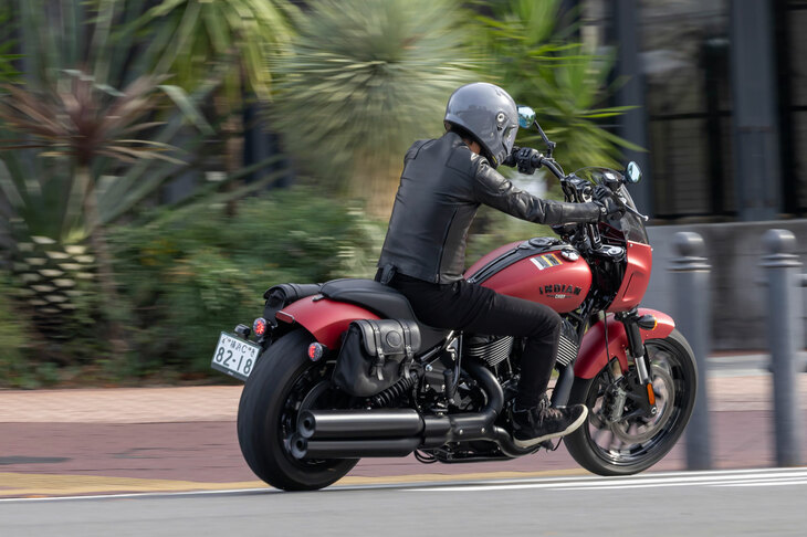 ライディングモードには「ツアー」「スタンダード」「スポーツ」の3種類を用意。4インチのタッチスクリーンで操作する。