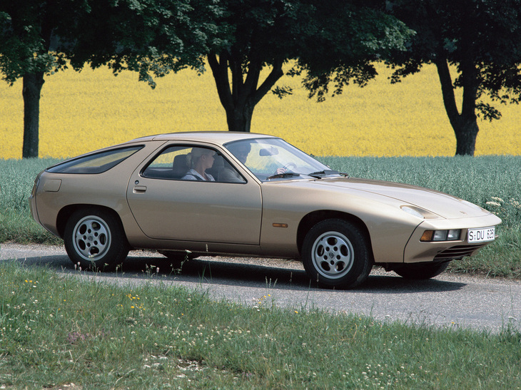 1977年にデビューした「ポルシェ928」。240PSを発生する4.5リッターV8 SOHCユニットを積み、“ヴァイザッハアクスル”と呼ばれる4WSの先駆けといえる先進的なリアサスペンションが特徴だった。