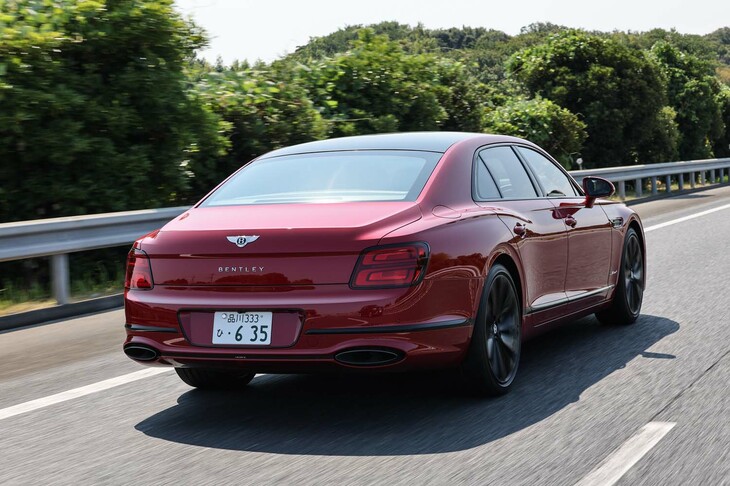 「フライングスパー スピード」が0-100km/h加速に要する時間は3.8秒。約2.5tの車体を333km/hの最高速まで引っ張る。