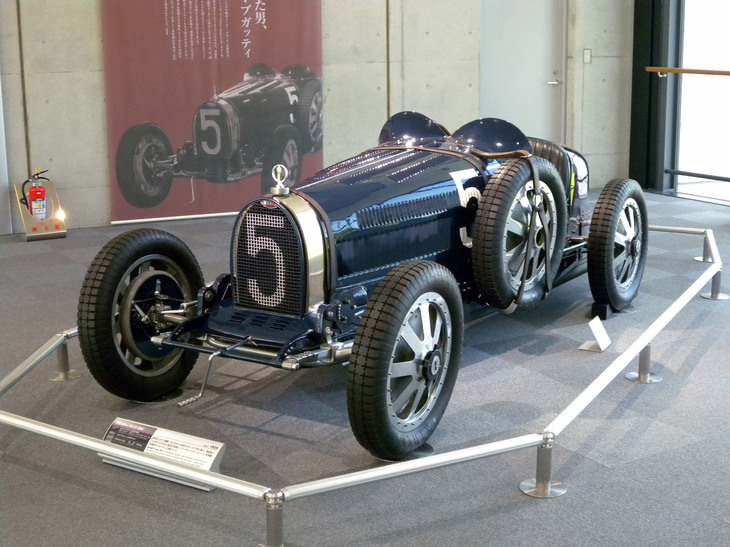 数あるモデルの中でも象徴的な存在がこのグランプリモデルだろう。これはSOHC、気筒あたり3バルブの2000cc直列8気筒スーパーチャージャー付きエンジンを搭載した1926年「タイプ35C」。日本には戦前から生息している。現在はホンダ・コレクションホールが所蔵。